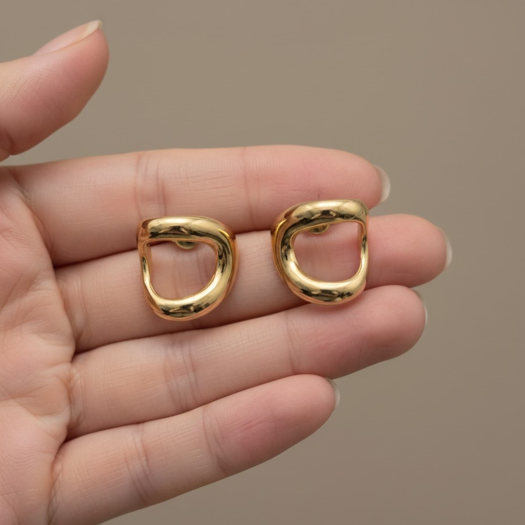 Brinco Nó Escultural Dourado — miniatura 2