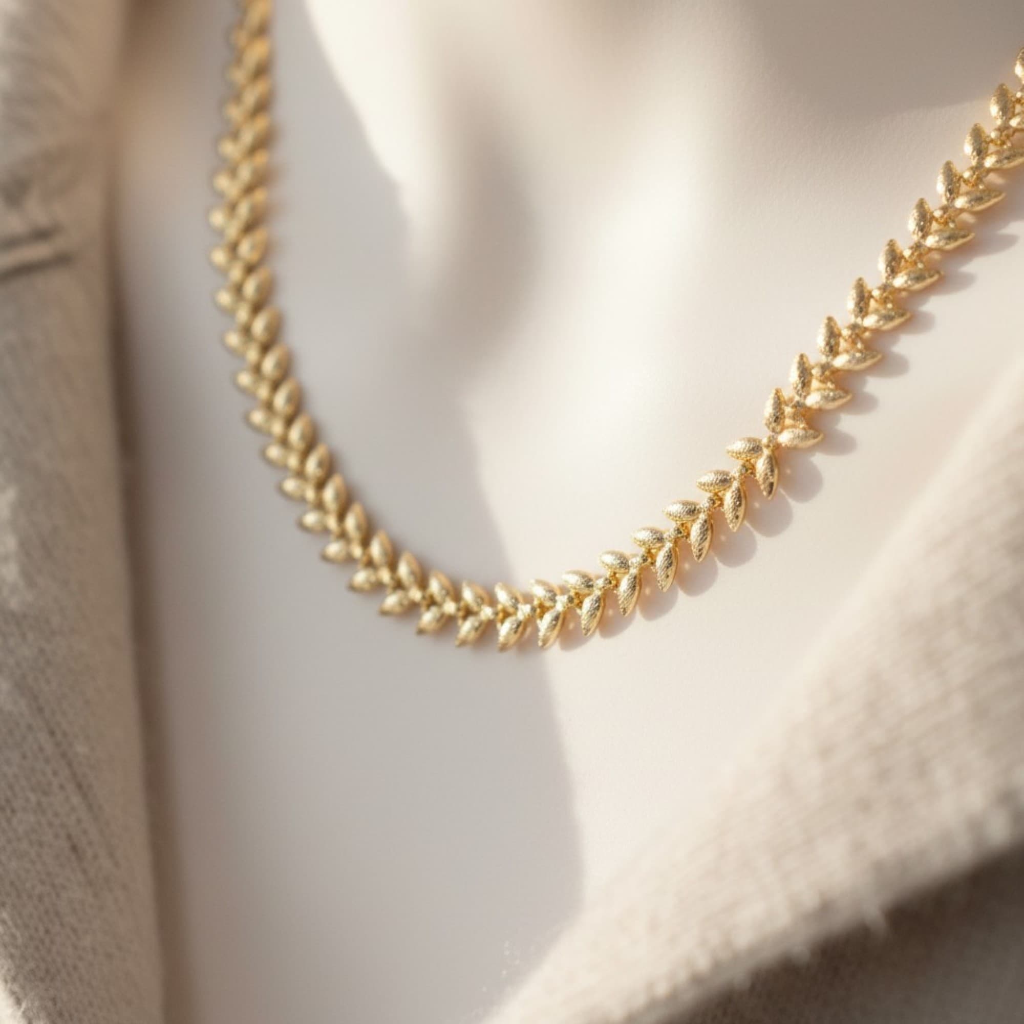 Choker Folhas Texturizadas Dourado