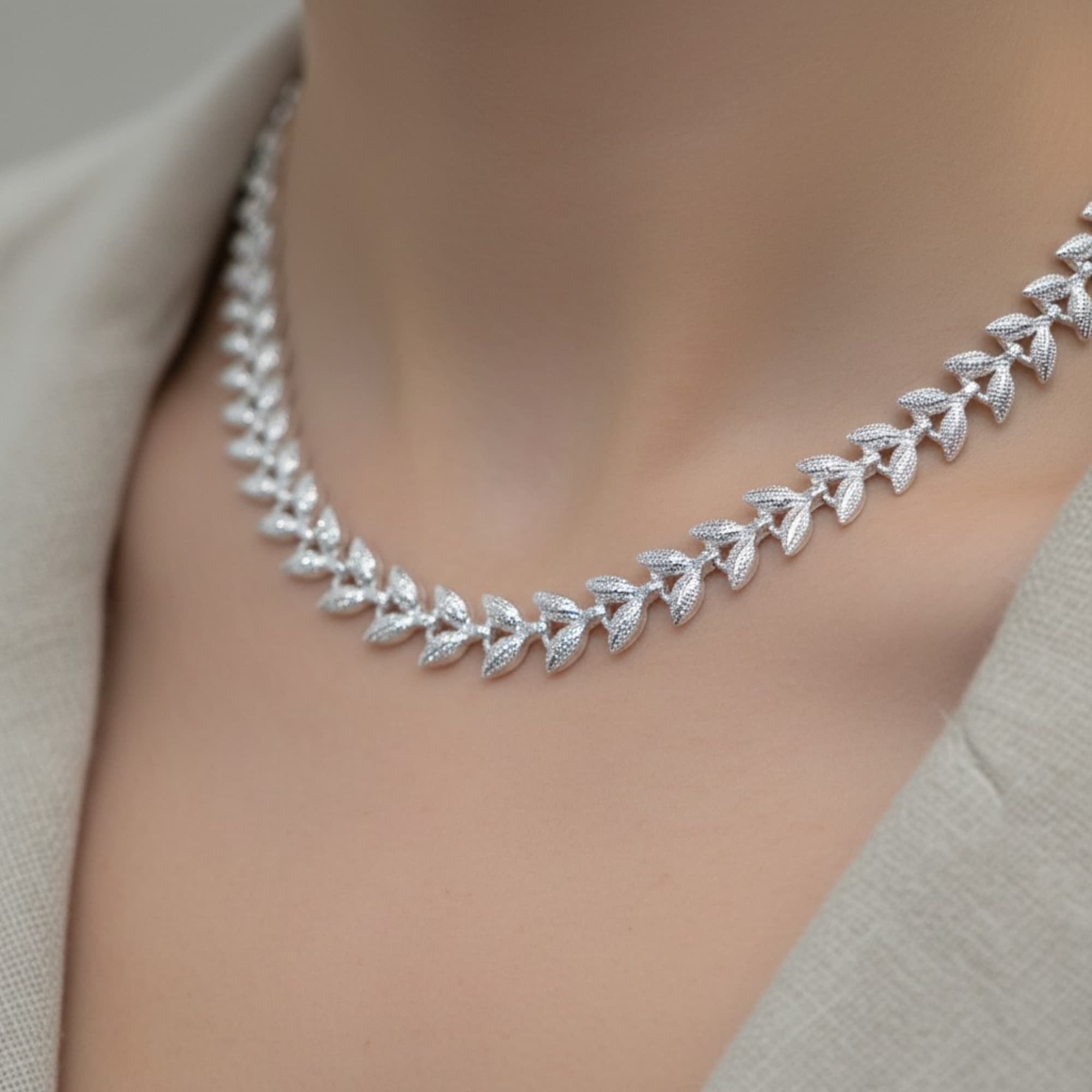 Choker Folhas Texturizadas Prateado