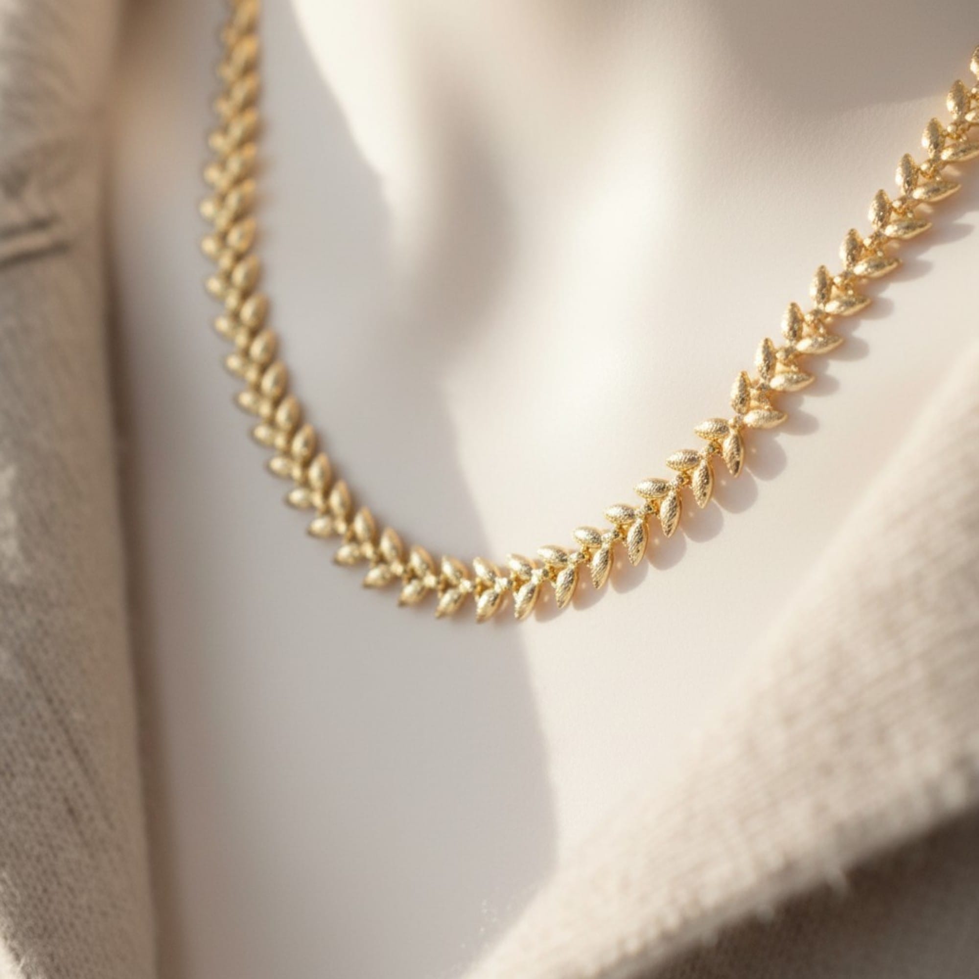 Choker Folhas Texturizadas Dourado